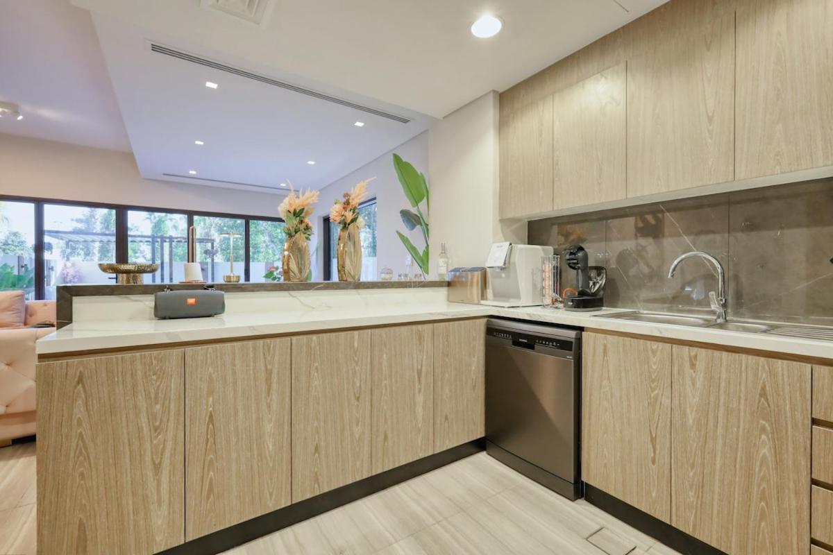 Stunning 4 Bed Villa, Private Pool, Damac Hills Dubai Exteriör bild