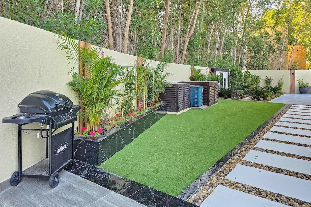 Stunning 4 Bed Villa, Private Pool, Damac Hills Dubai Exteriör bild