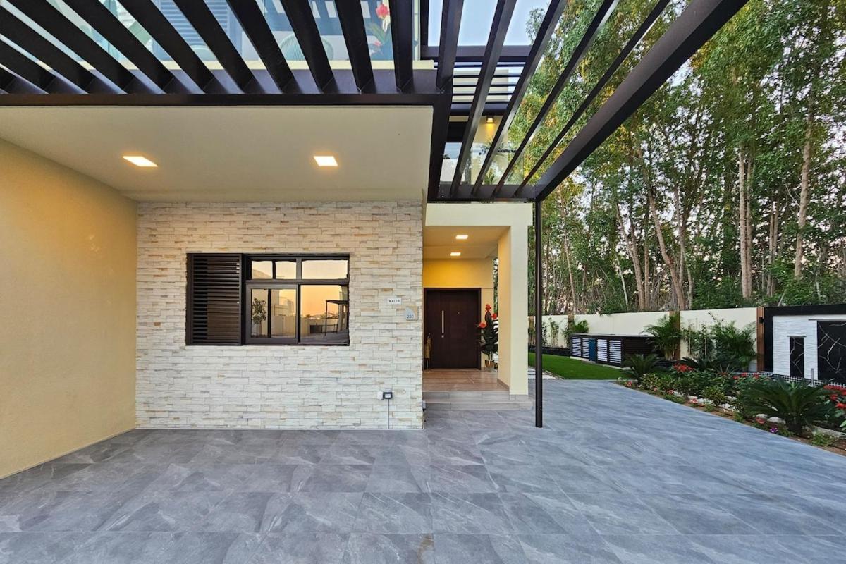Stunning 4 Bed Villa, Private Pool, Damac Hills Dubai Exteriör bild