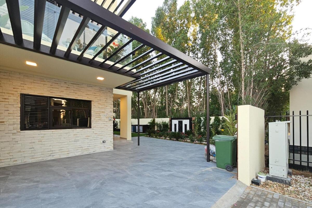 Stunning 4 Bed Villa, Private Pool, Damac Hills Dubai Exteriör bild