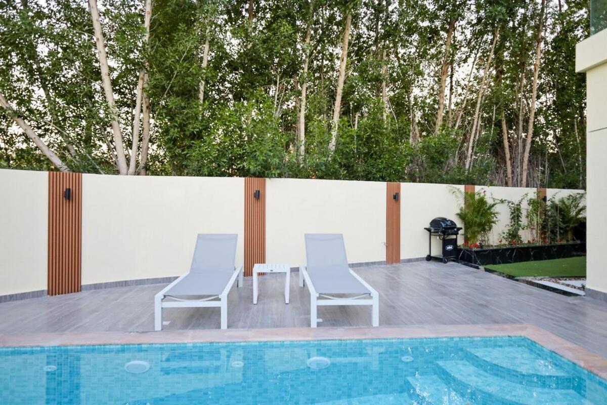 Stunning 4 Bed Villa, Private Pool, Damac Hills Dubai Exteriör bild